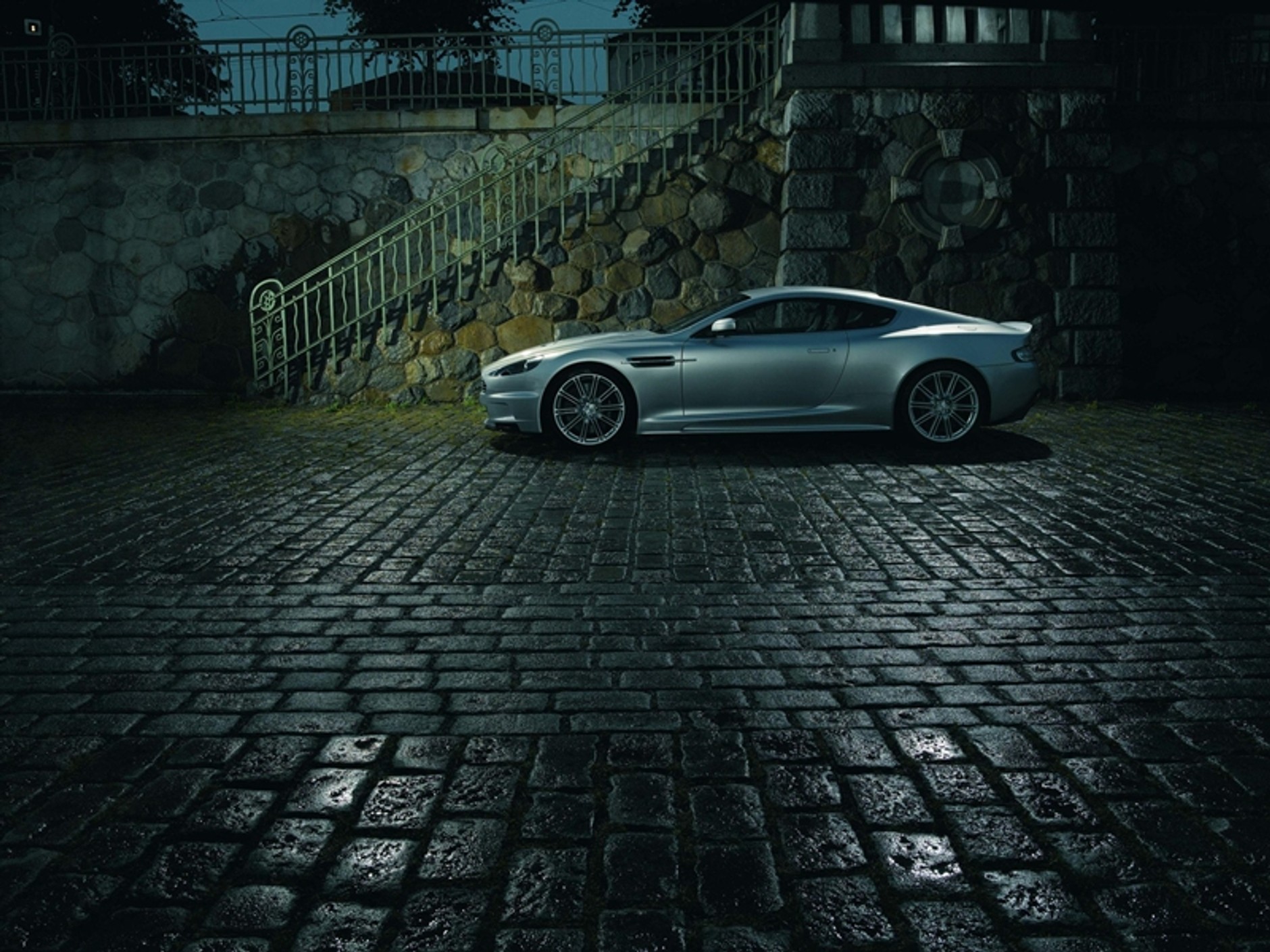 Aston Martin pojawił się w Polsce, na drogach będzie teraz piękniej