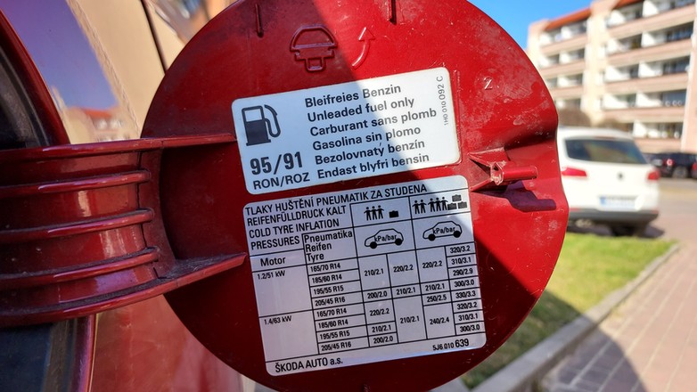 Niepozorna nalepka zawiera bardzo ważne dla każdego kierowcy dane