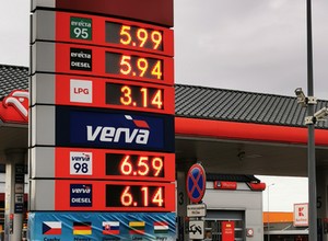 Chaos paliwowy. By uniknąć "czarnych pylonów", konkurencja stosuje prosty trik