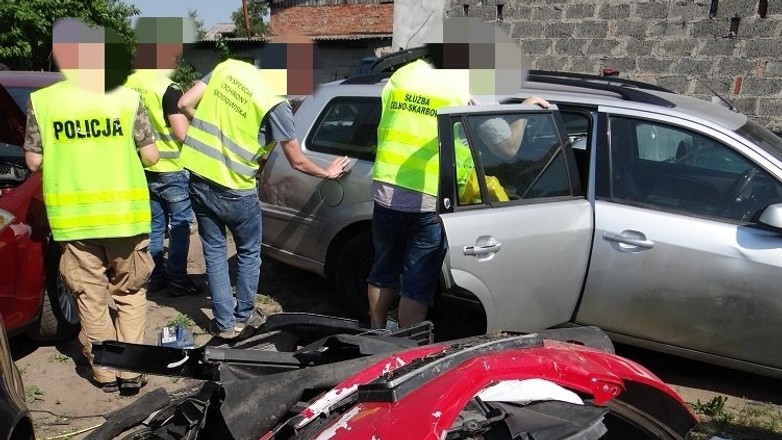 Policjanci znaleźli 62 samochody w trakcie rozbiórki i zabezpieczyli kilkadziesiąt kart pojazdów