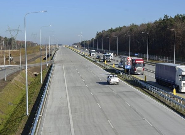 Sześć pasów przez 82 kilometry. Oto najszersza droga w Polsce