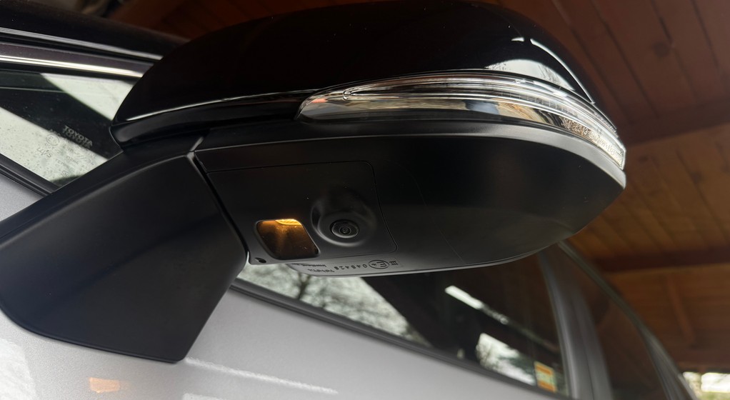 Lusterka w wielu samochodach składają się elektrycznie, przyciemnia, pochylają, mogą mieć zabudowanym kamerę i lampkę oświetlającą przestrzeń wokół auta