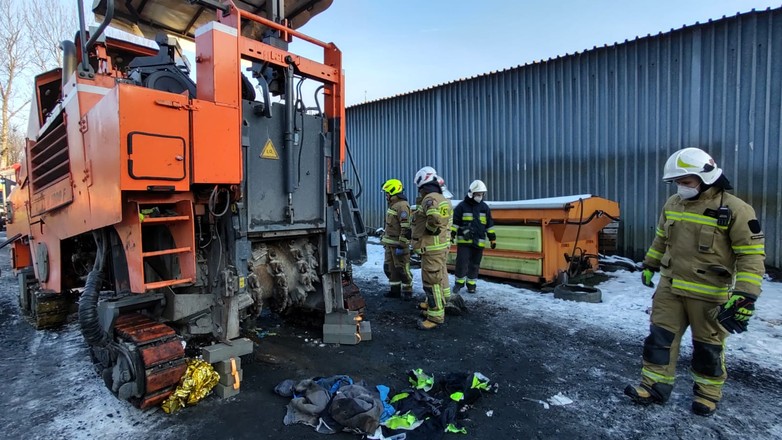 Mężczyzna wciągnięty do maszyny drogowej