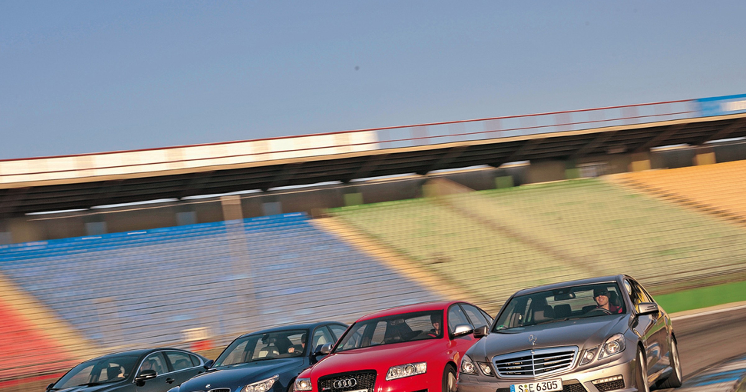 Audi RS6 kontra Mercedes E 63 AMG, BMW M5 i Jaguar XF - Rock'N'roll, czyli 2122 KM