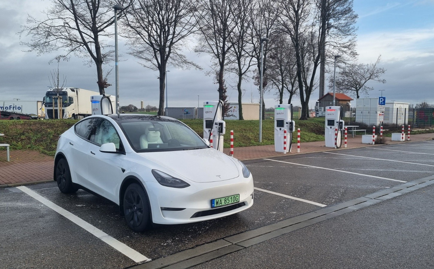 Im więcej stacji ładowania, tym łatwiej przejść na elektromobilność. W Polsce wciąż jest ich za mało!