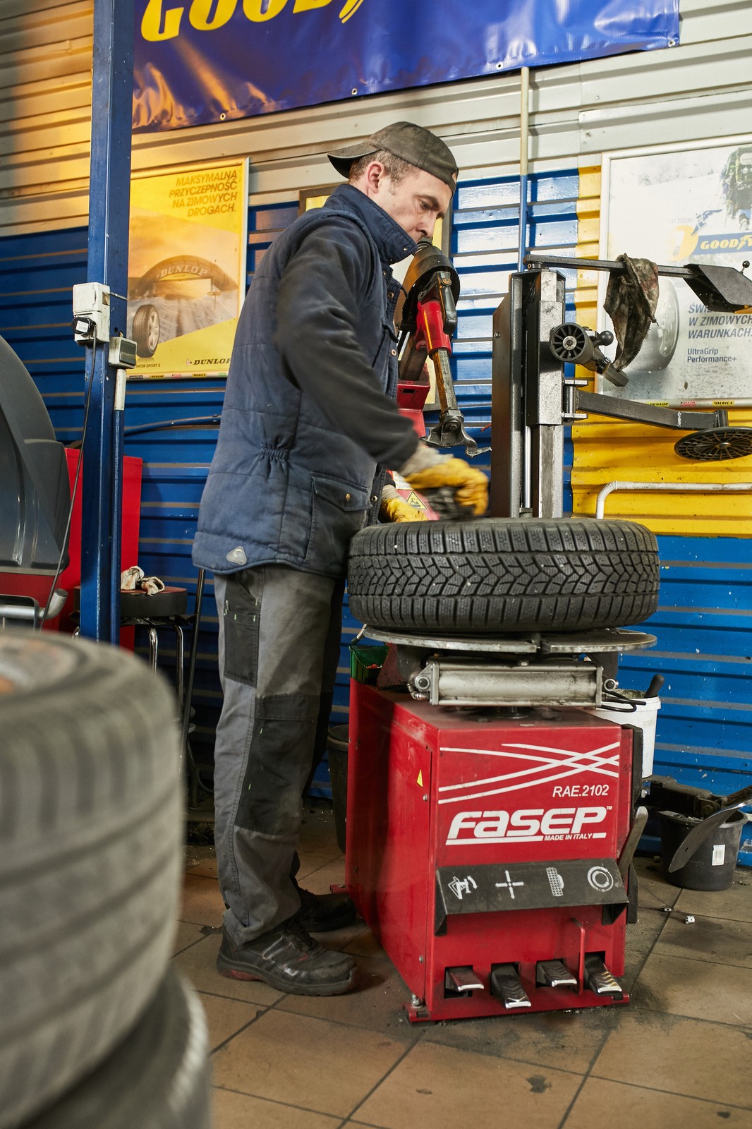 Wyważanie kół na wyważarce z testem drogowym