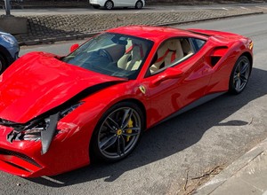 Kierowca Ferrari nie nacieszył się długo nowym nabytkiem. Rozbił je po 3 km