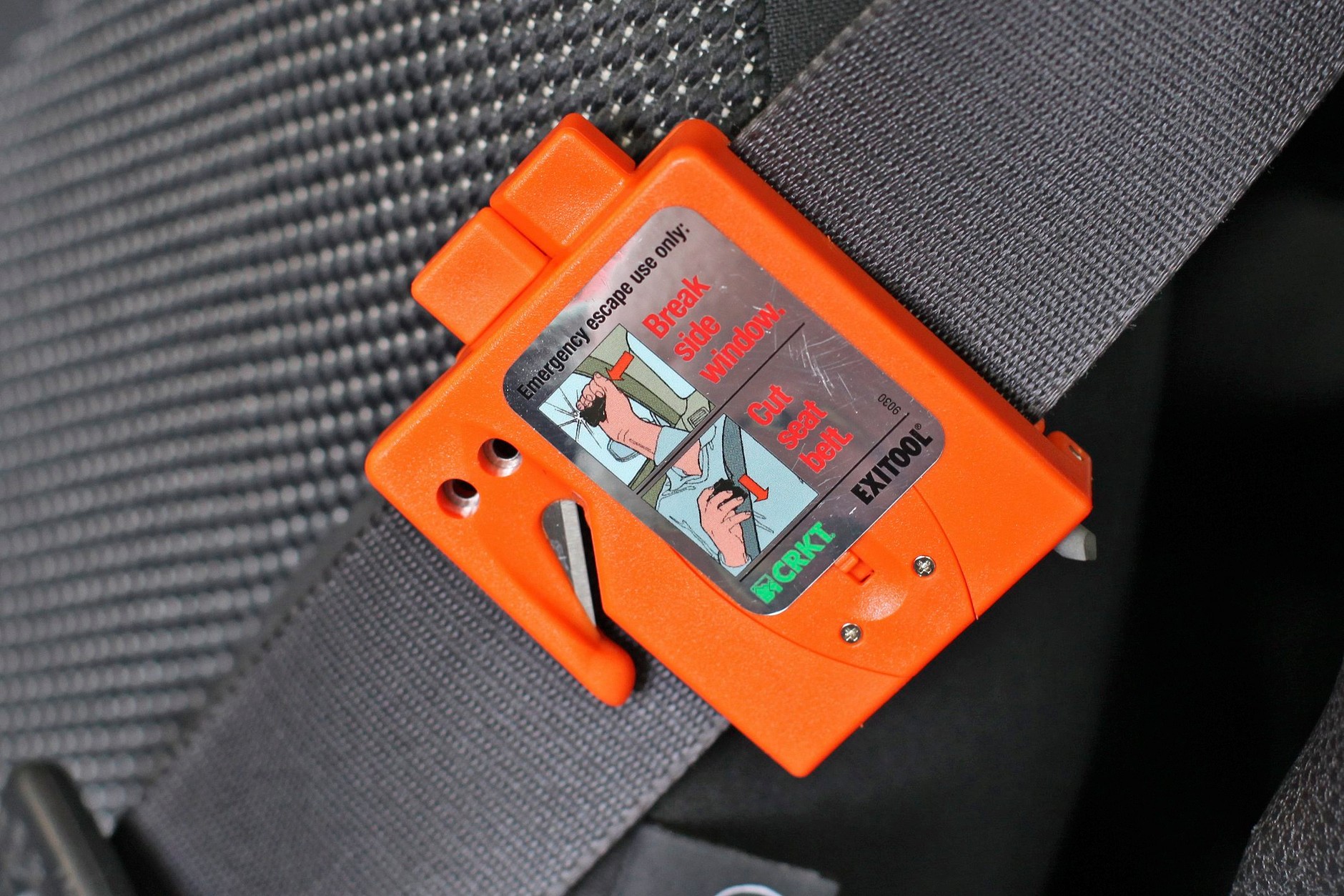 Zbijak do szyb może być wbudowany np. w nóż do przecinania pasów. Warto mieć taki zestaw w samochodzie