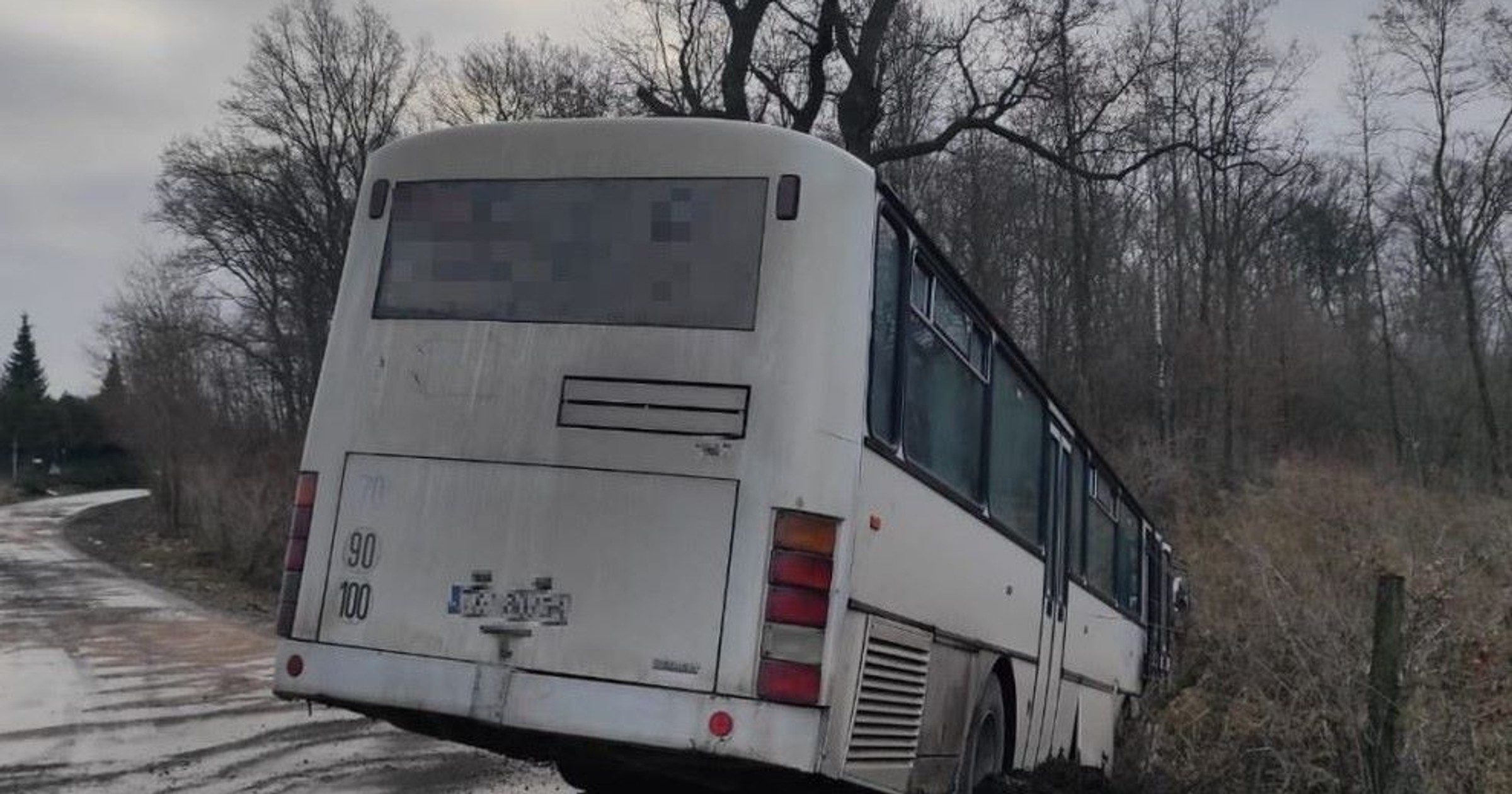 Autobus w rowie (Krzyszkowice; luty 2024 r.)