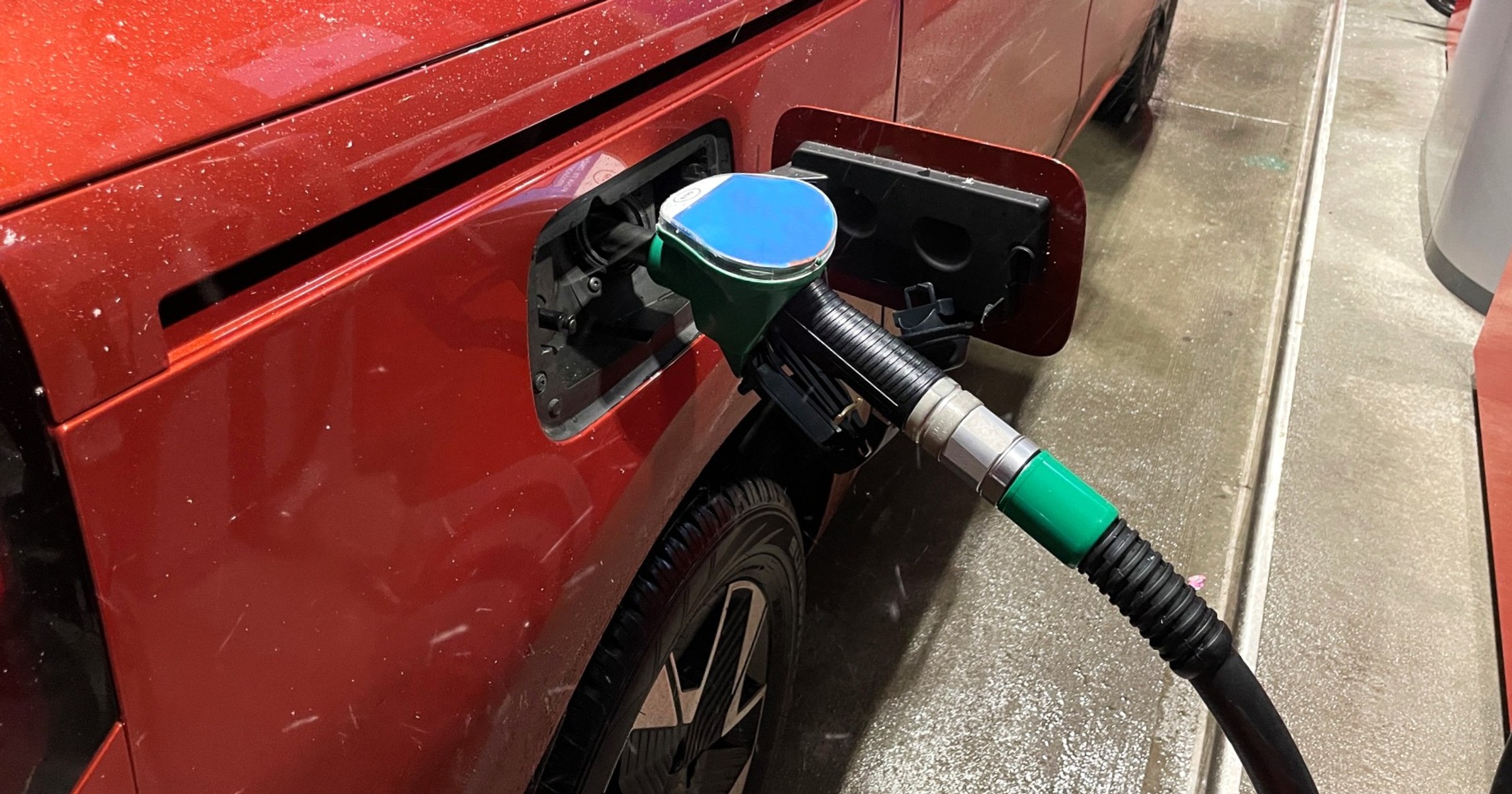 Ceny paliw na "tanich stacjach" potrafią być o kilkadziesiąt groszy niższe