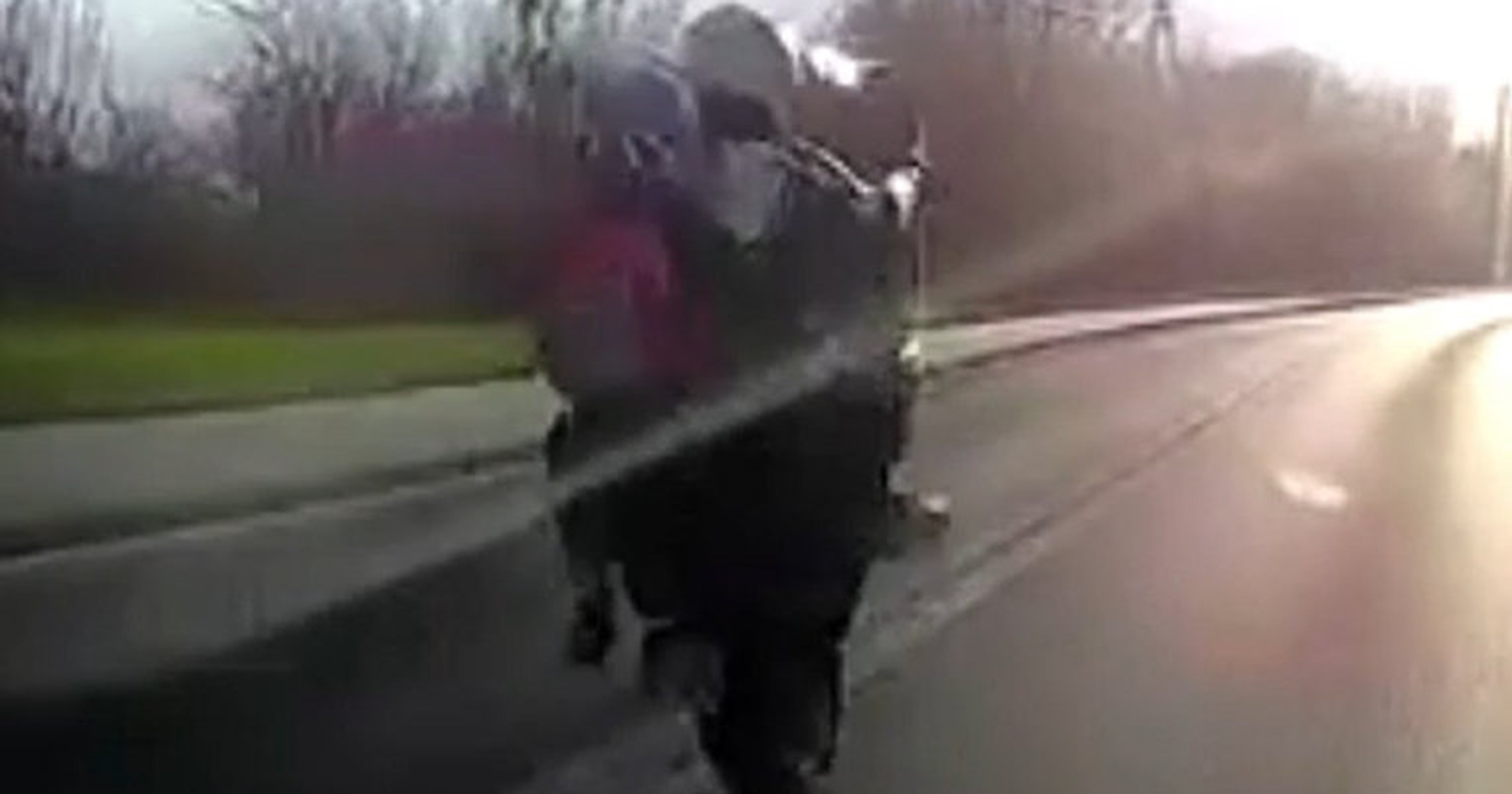 Motocyklista chciał się popisać