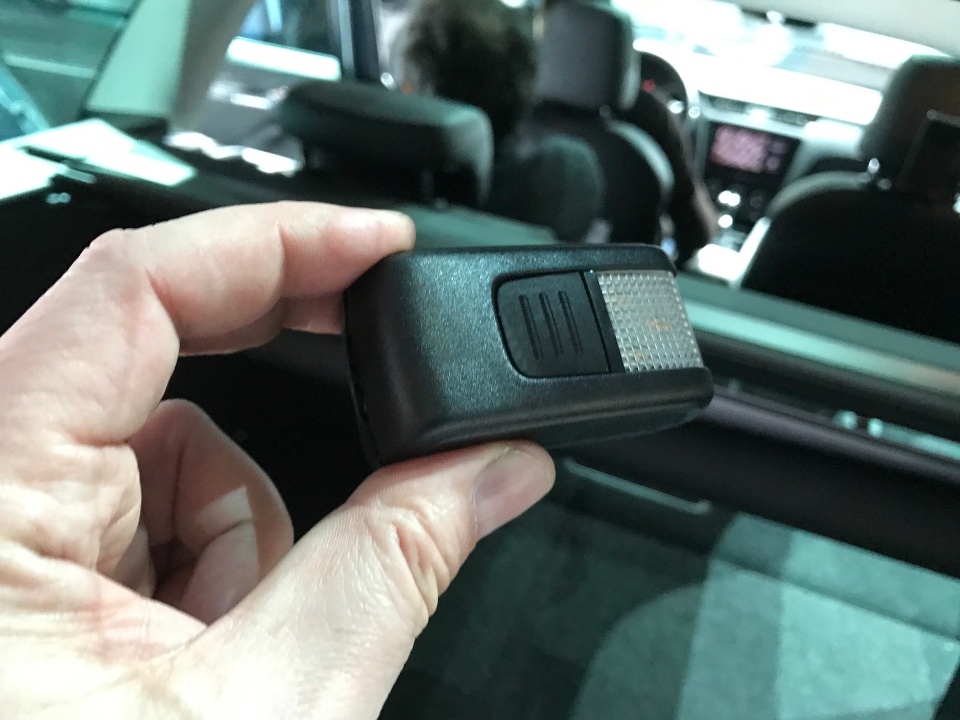 W niektórych modelach samochodów latarka może być jednym z elementów wyposażenia