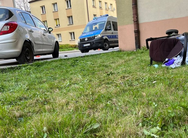 Było o krok od tragedii. Tylko refleks matki uratował maleństwo w wózku