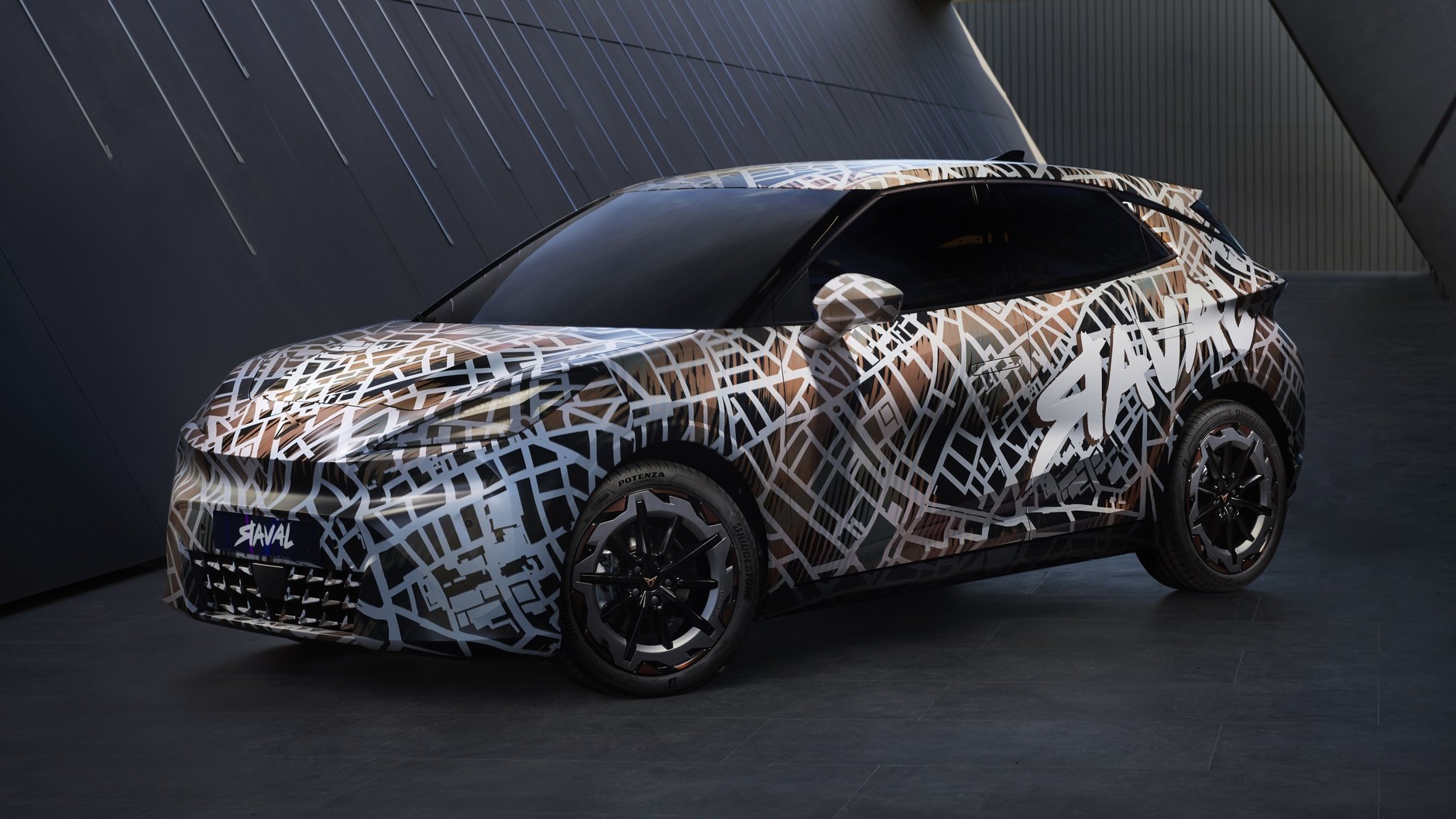 Cupra Raval (w przedprodukcyjnym kamuflażu)