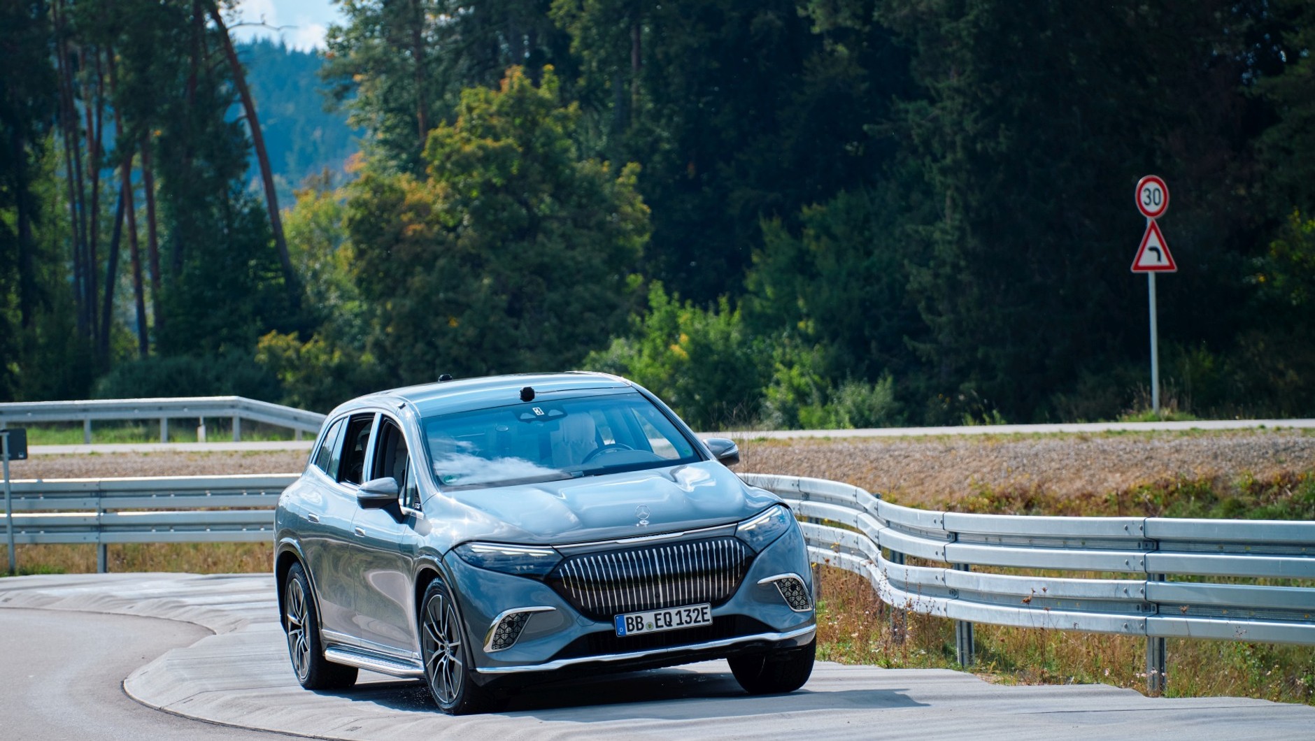 Mercedes-Maybach EQS jadący bez kierowcy po torze Heide