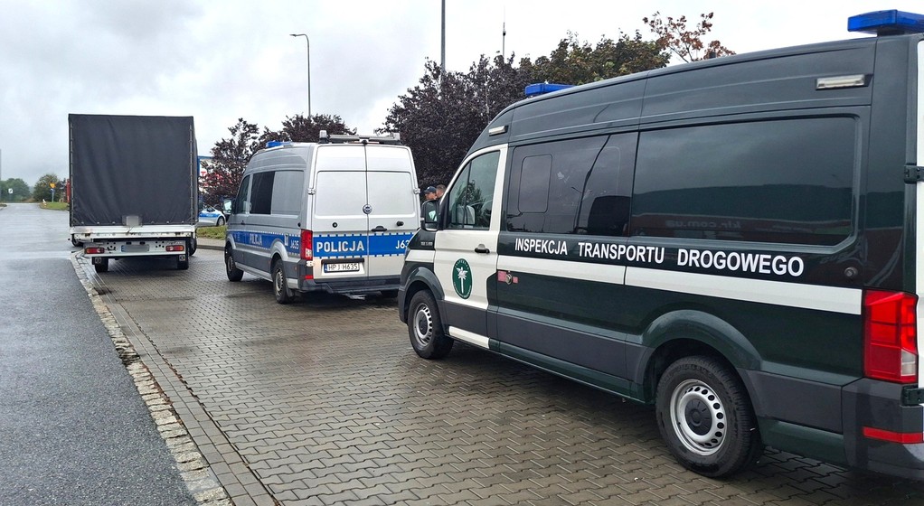 Inspektorzy ITD kontrolują zagranicznego busa