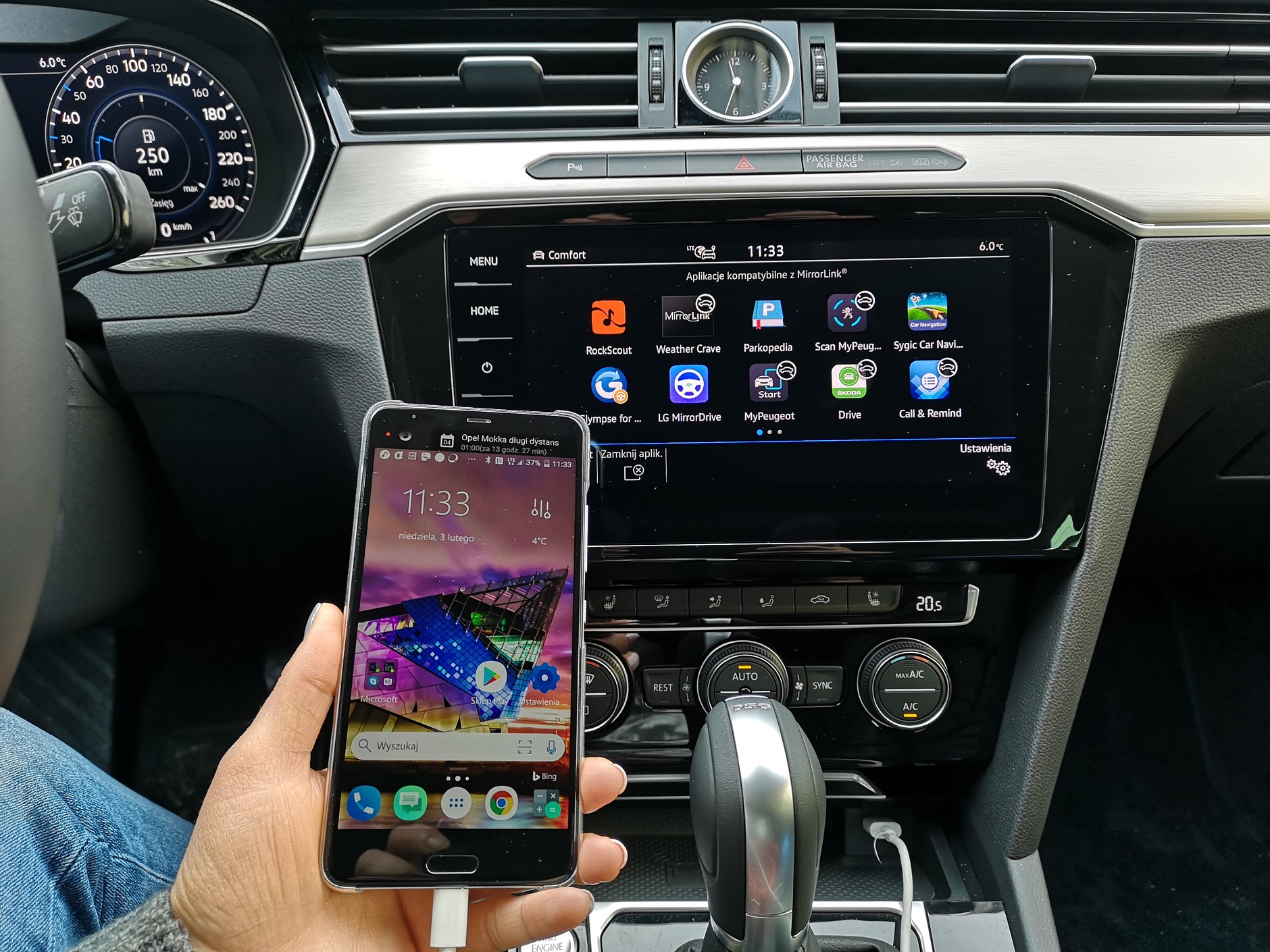 Volkswagen Passat z Car-Net i App Connect