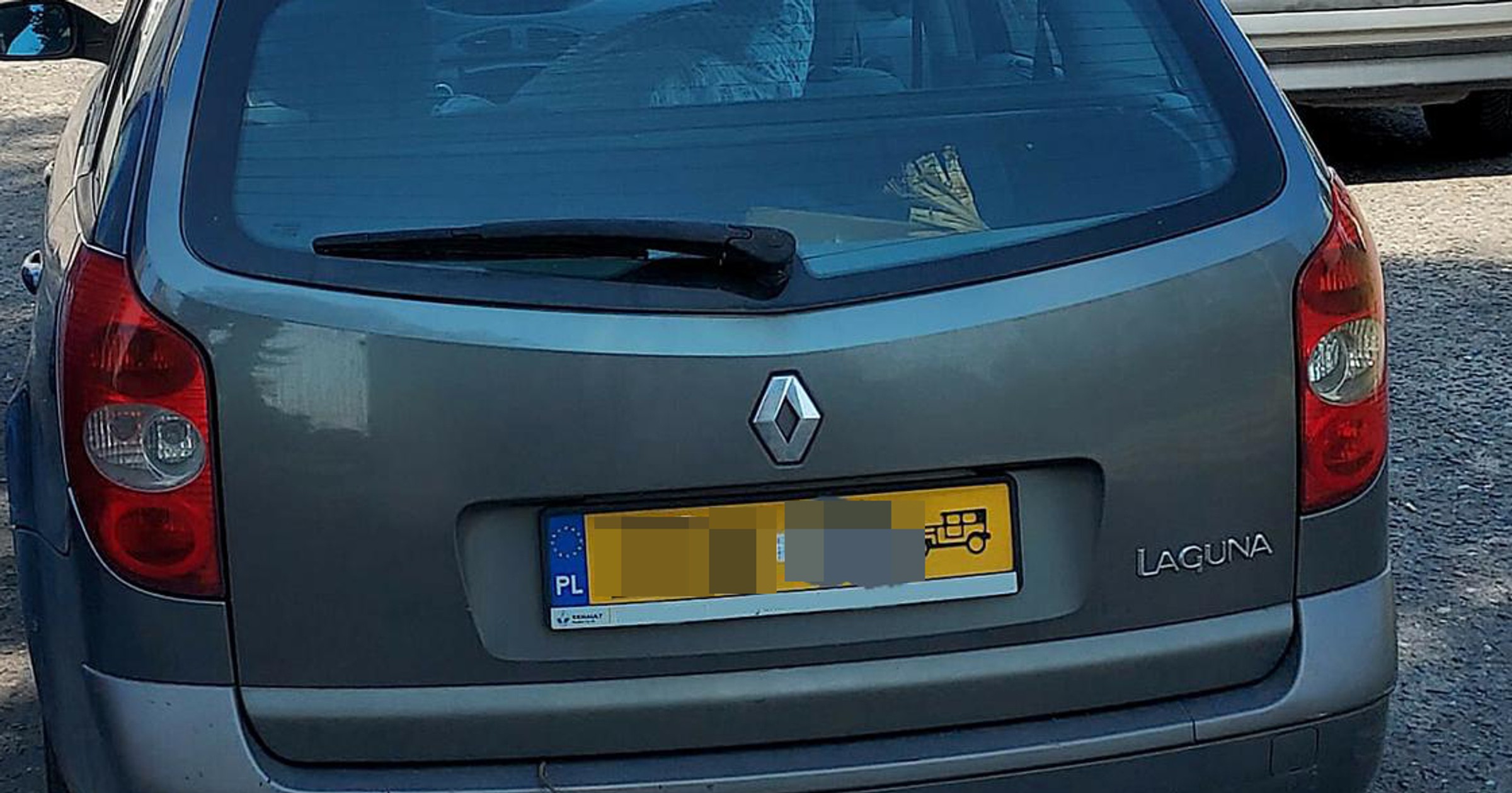 Renault Laguna II z żółtymi tablicami rejestracyjnymi