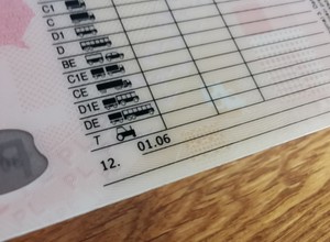 Prawo jazdy z ograniczeniem albo... rozszerzeniem. Co oznaczają kody na dokumencie?