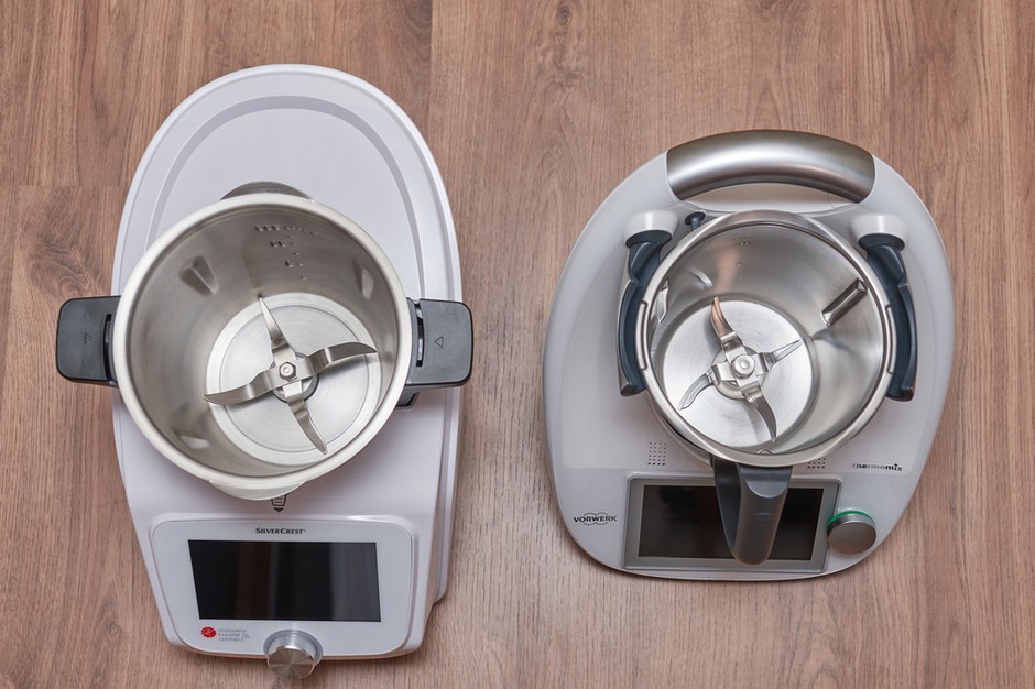 Thermomix (po prawej) i jego komnkurent z Lidla. Multicookery to skrzyżowanie blendera z podgrzewanym garnkiem, oczywiście z mnóstwem dodatkowych funkcji.