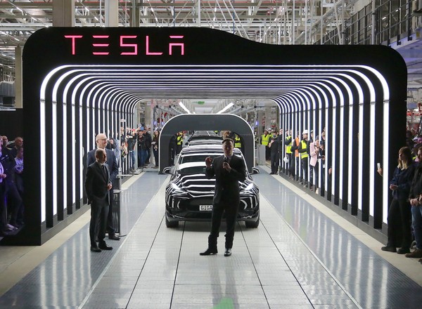 Ile można zarobić w gigafabryce Tesli pod Berlinem? Elon Musk rekrutuje Polaków
