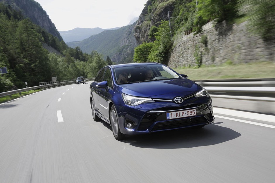Toyota Avensis po liftingu - nie odstaje od konkurentów