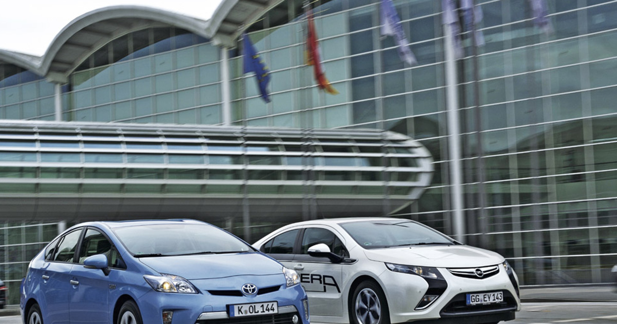 Toyota Prius kontra Opel Ampera: porównanie ekologicznych kompaktów