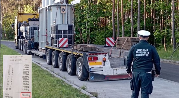 Było niemal pewne, że inspektorzy ITD zatrzymają tak nietypowy transport