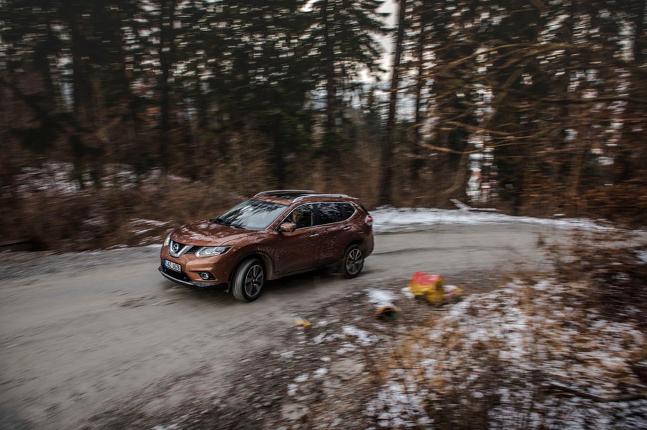 Nissan X-trail jeździ po lodzie