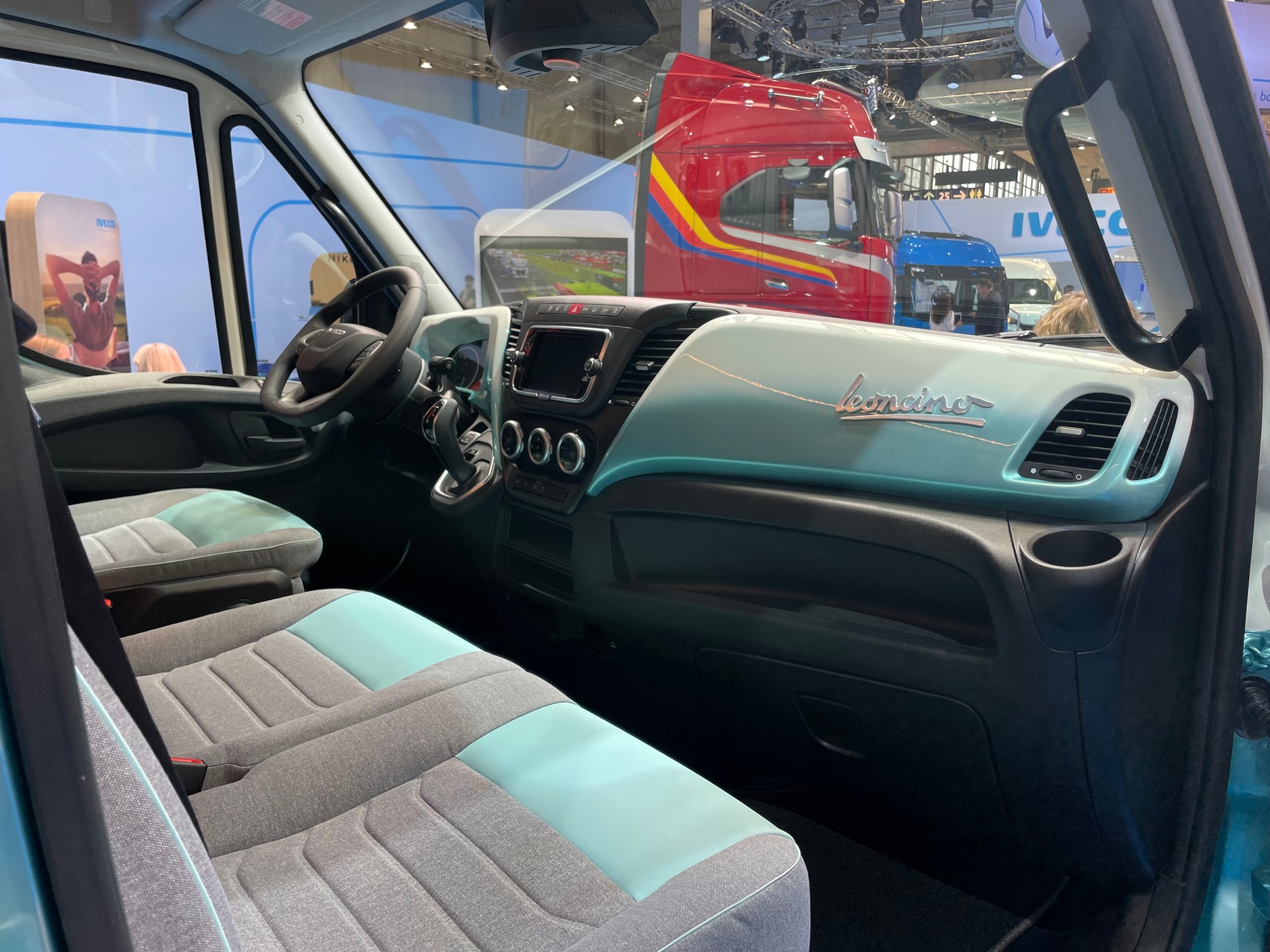 A to kabina Iveco e-Daily w specjalnej wersji Leoncino.