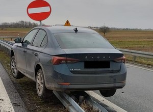 Skoda Octavia zawisła na barierce. To był dopiero początek
