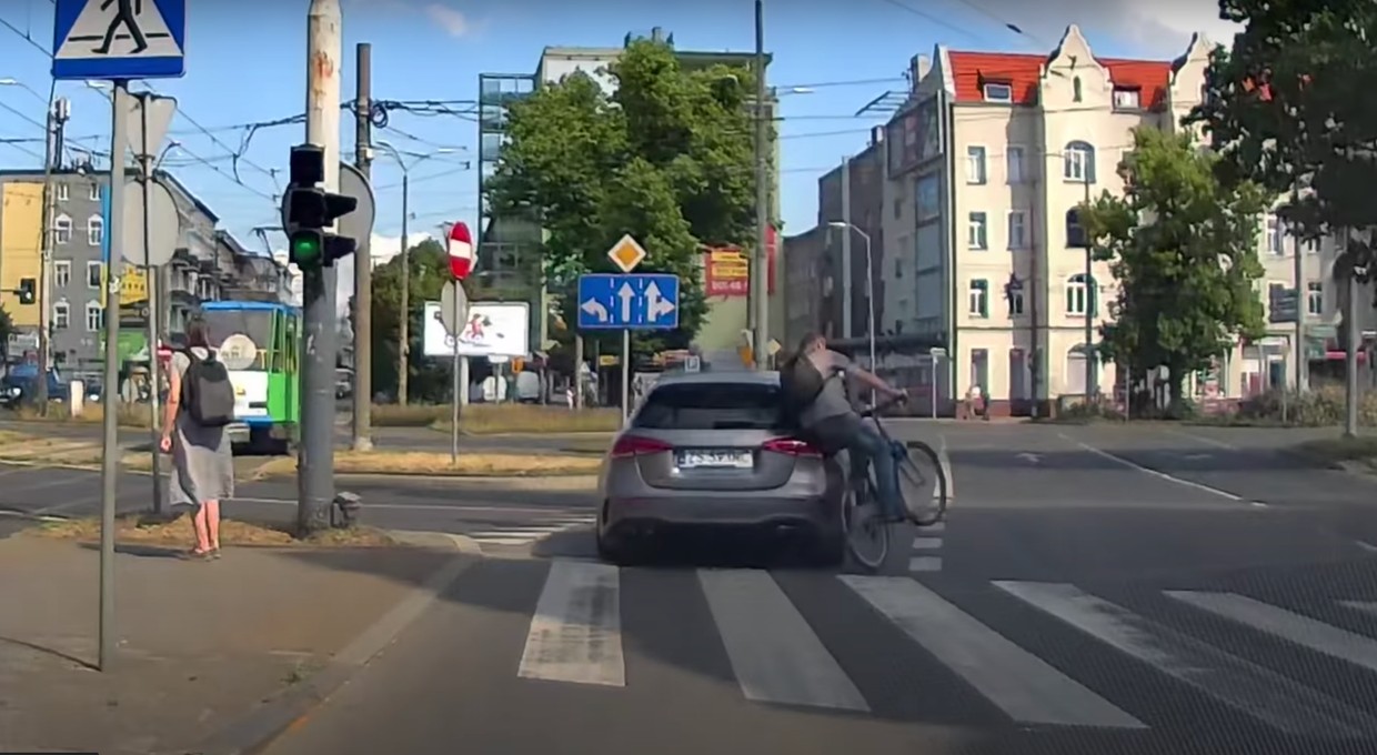 Rowerzysta po alkoholu wjechał w Mercedesa. Czy skończy się na mandacie?