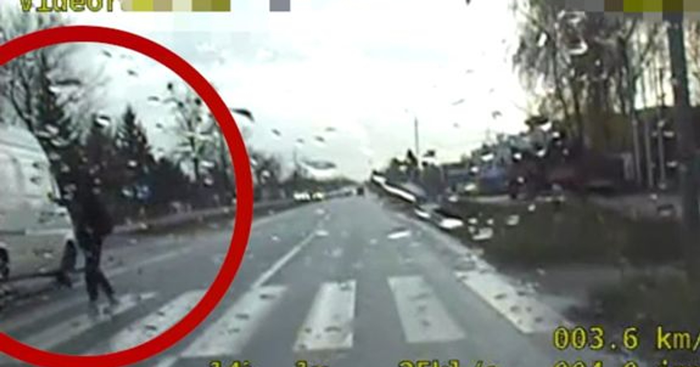 Kierowca mercedesa zlekceważył przepisy. Pieszy i radiowóz na drodze