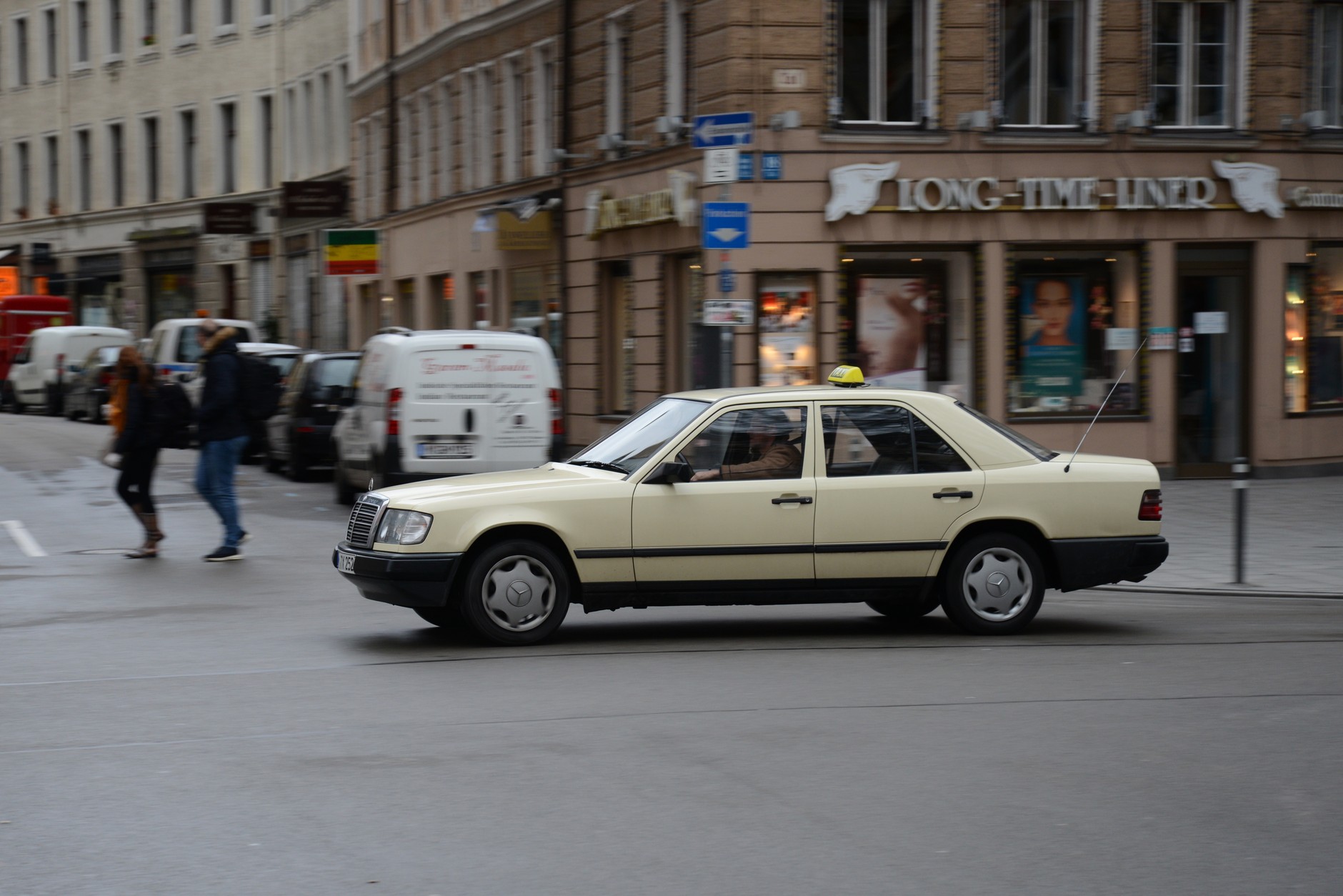 Mercedes W124 jako taksówka w "budyniowym" kolorze