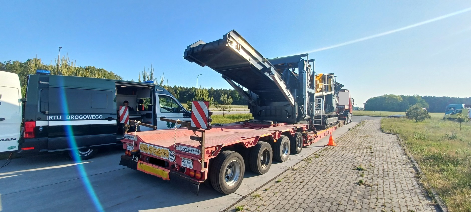 Ponadgabarytowy zespół wiozący przesiewacz drogowy okazał się zbyt ciężki, zbyt długi i zbyt szeroki