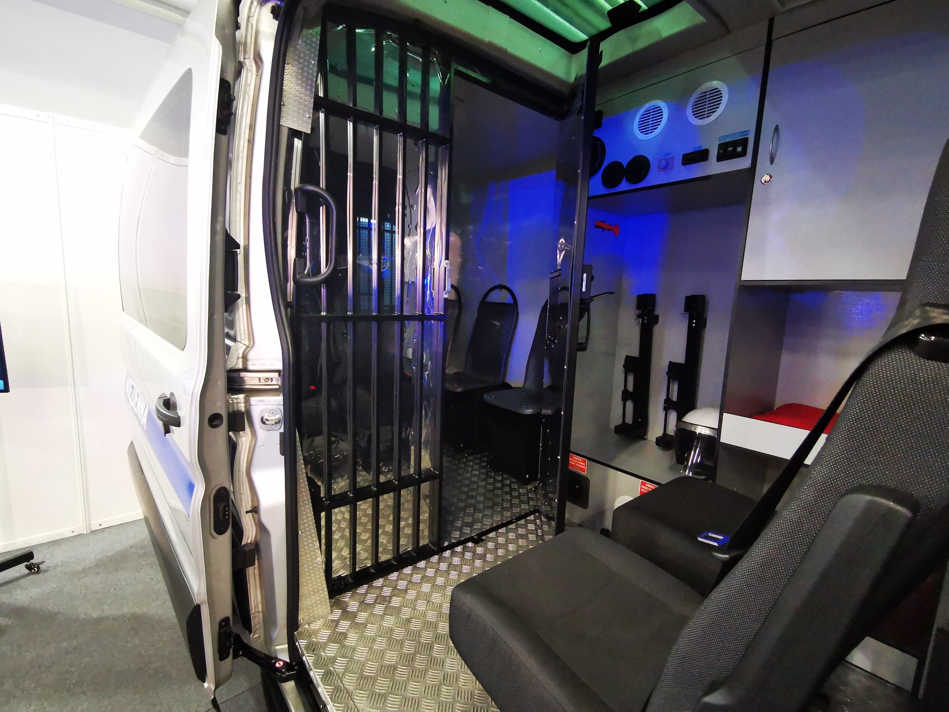 Wnętrze nie jest może przytulne, ale przecież. nie o to chodzi – lepiej nie mieć innej okazji, żeby oglądać takie auto od środka.