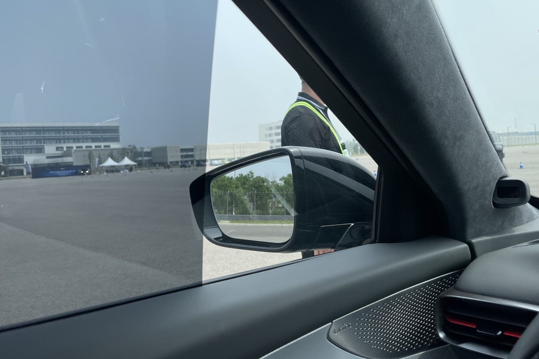 Szyba z "lufcikiem" widziana od wewnątrz