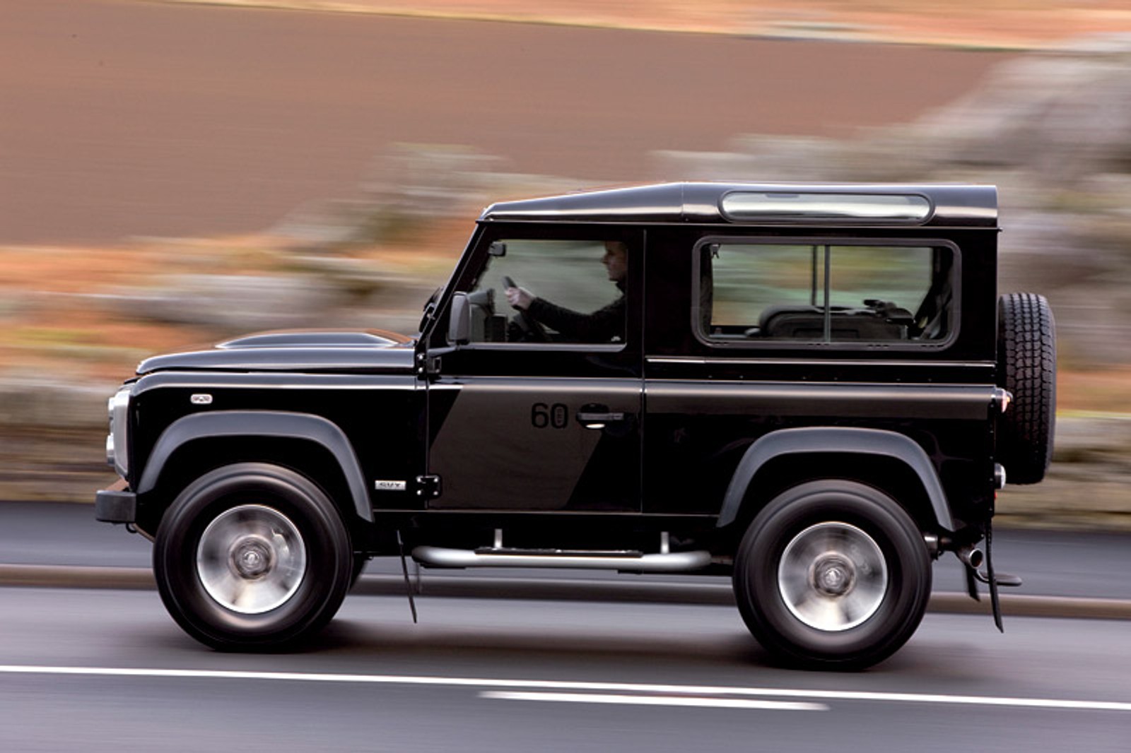 Land Rover Defender: klasyczne Defendery są często tuningowane, bo jazda oryginalną wersją to katorga. 