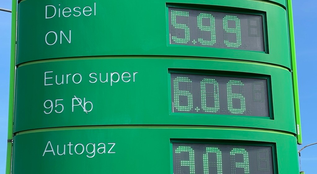 Ceny paliw spadają, ale do zeszłorocznego "cudu" jeszcze daleko