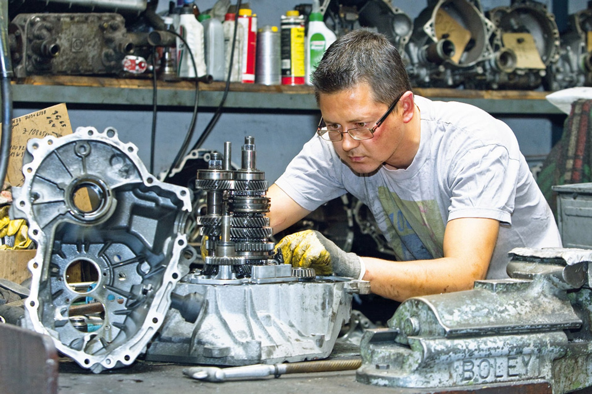 Gdzie kupić używane części? Radzimy, po co warto jechać na szrot