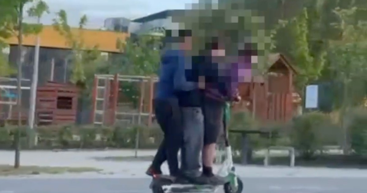 Trzy osoby na hulajnodze elektrycznej