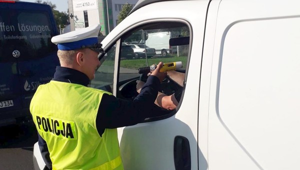 Czy można odmówić badania alkomatem? Kierowca musi uważać, by nie stracić prawa jazdy