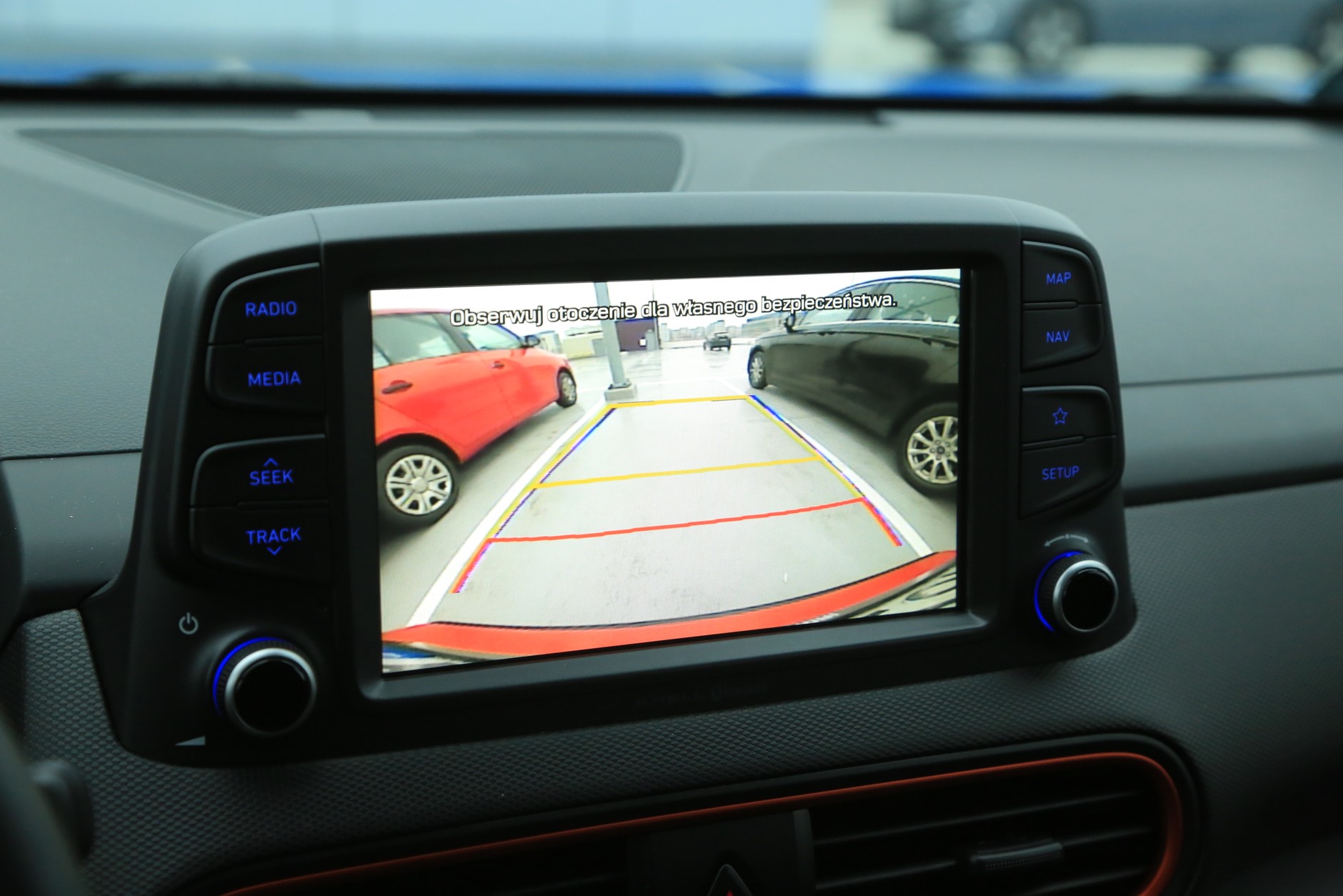 Czujniki parkowania z przodu i z tyłu oraz kamera cofania ułatwiają manewrowanie crossoverem Hyundaia na zatłoczonych parkingach.