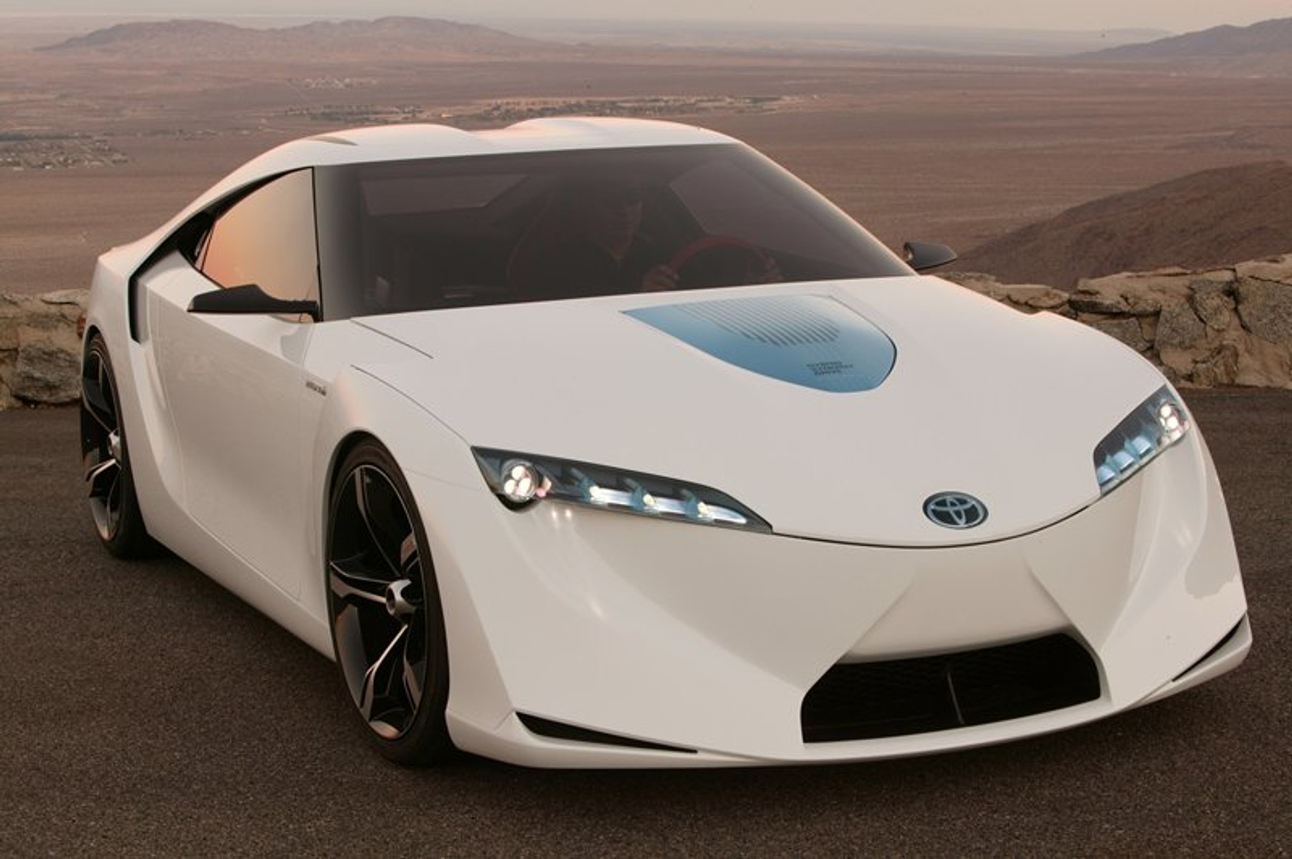 Dwie hybrydy Toyoty w Genewie