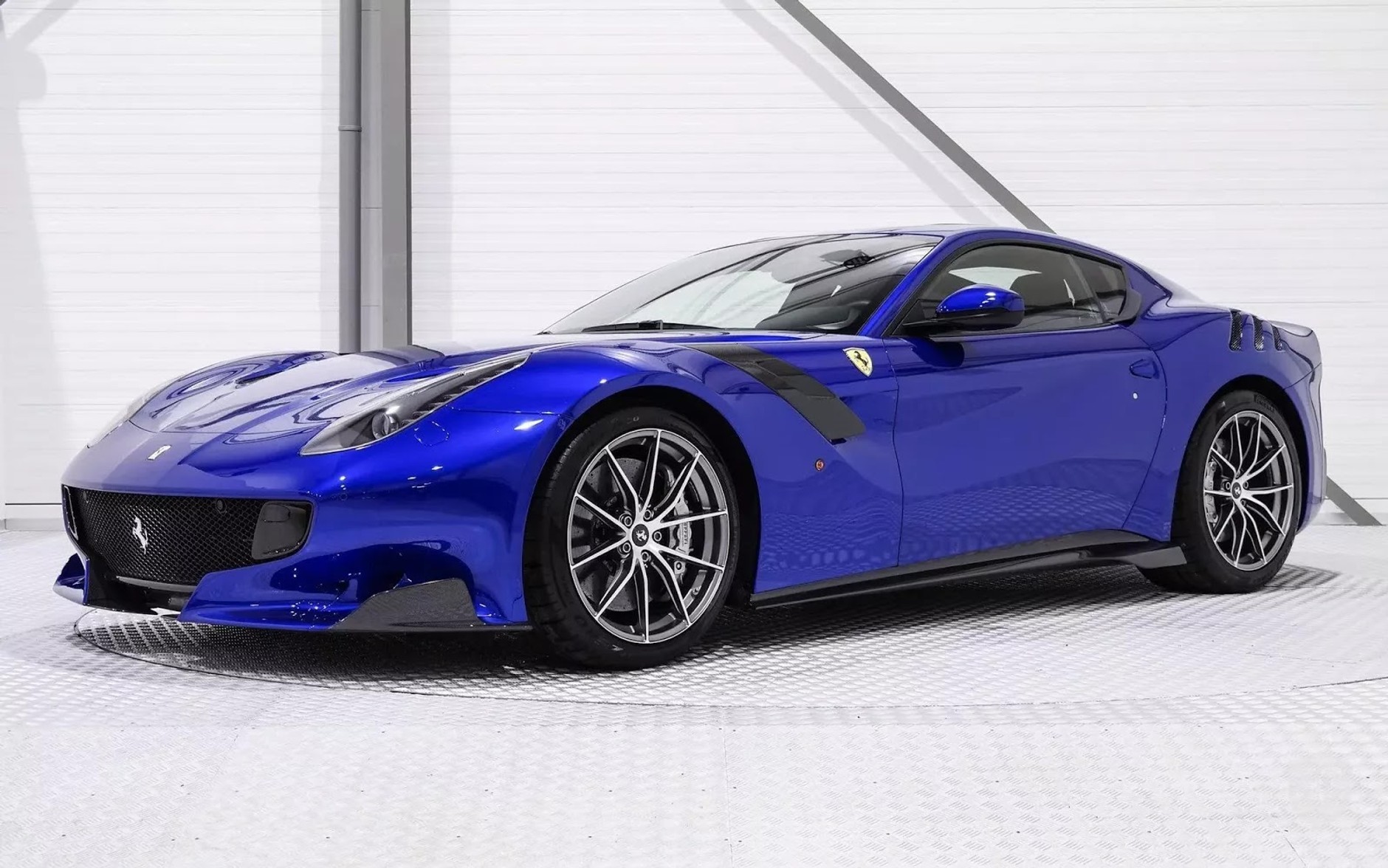 Elektryzująco niebieskie Ferrari F12dtf na sprzedaż