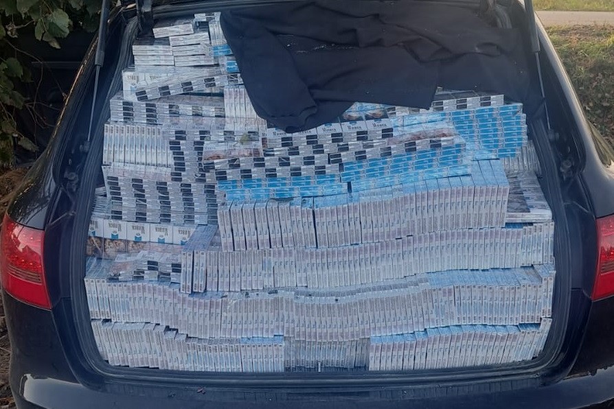 Audi A6 Avant wypakowane nielegalnymi papierosami