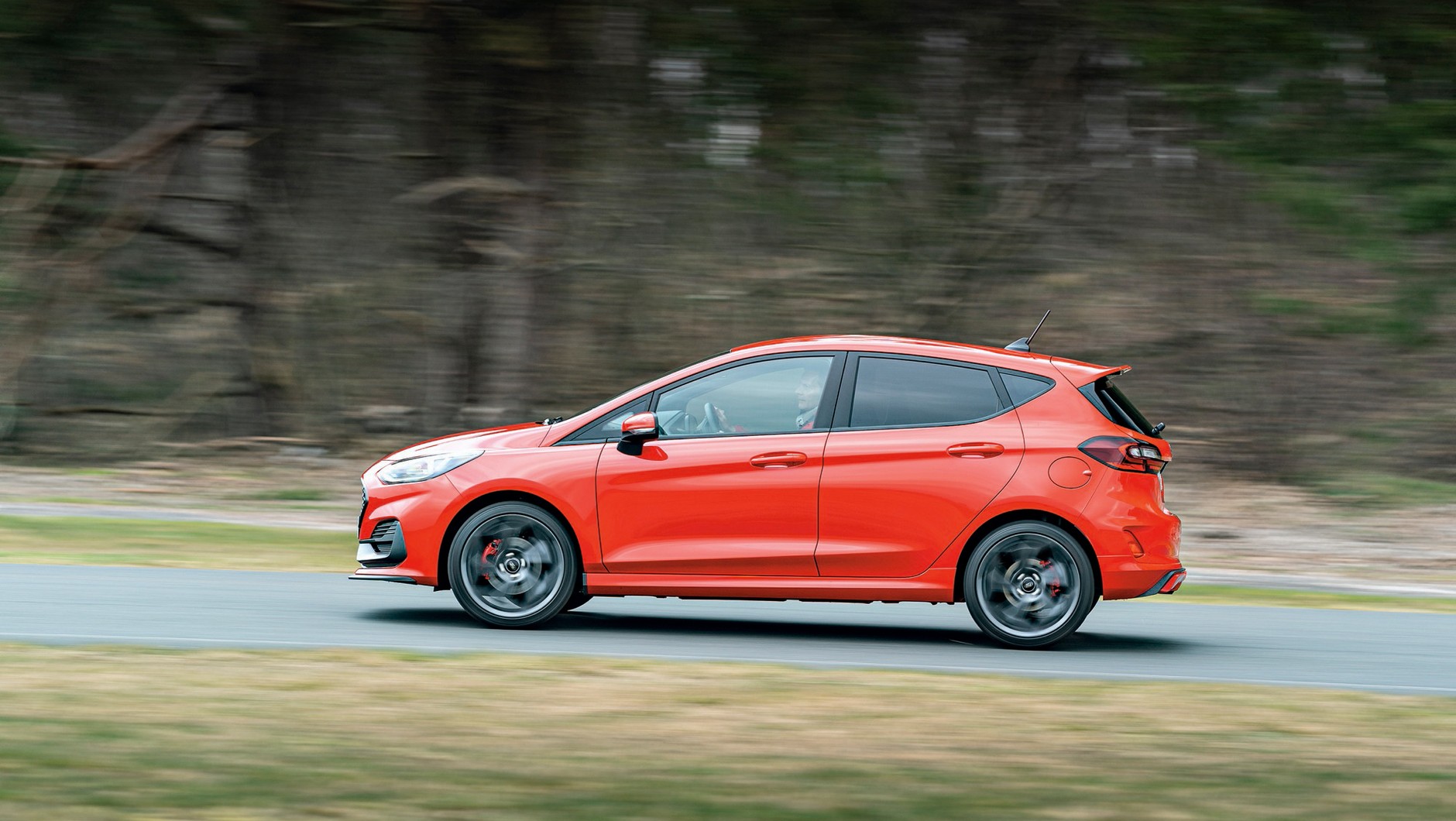 Ford Fiesta ST (VII, 2022) - pudełkowate auto wygląda prawie jak minivan, ale prowadzi się je jak rasowego sportowca. Narowistość jest fabrycznie wliczona do równania.