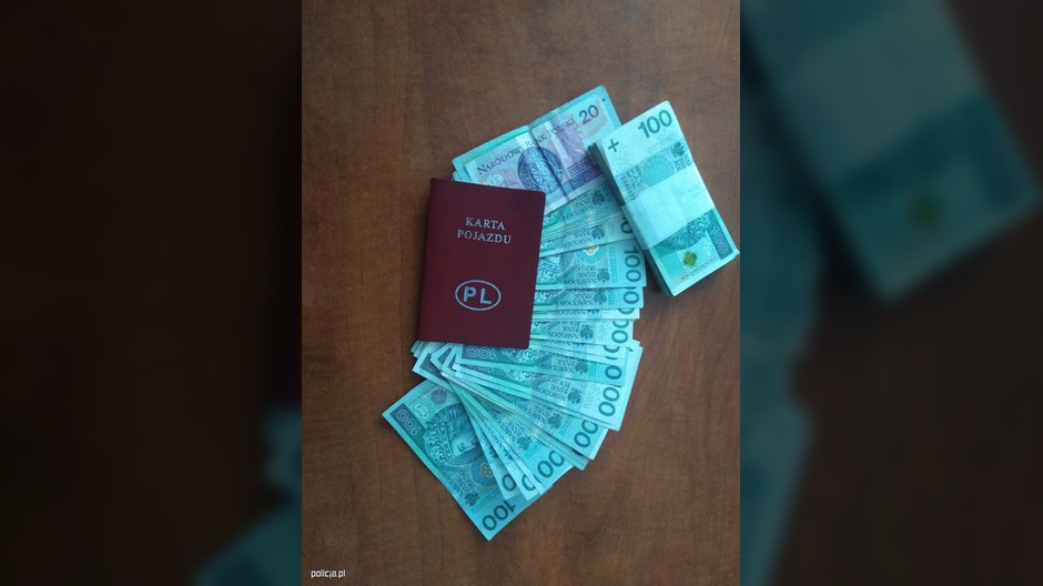 Pieniądze i dokumenty znalezione w miejscu zamieszkania podejrzanego