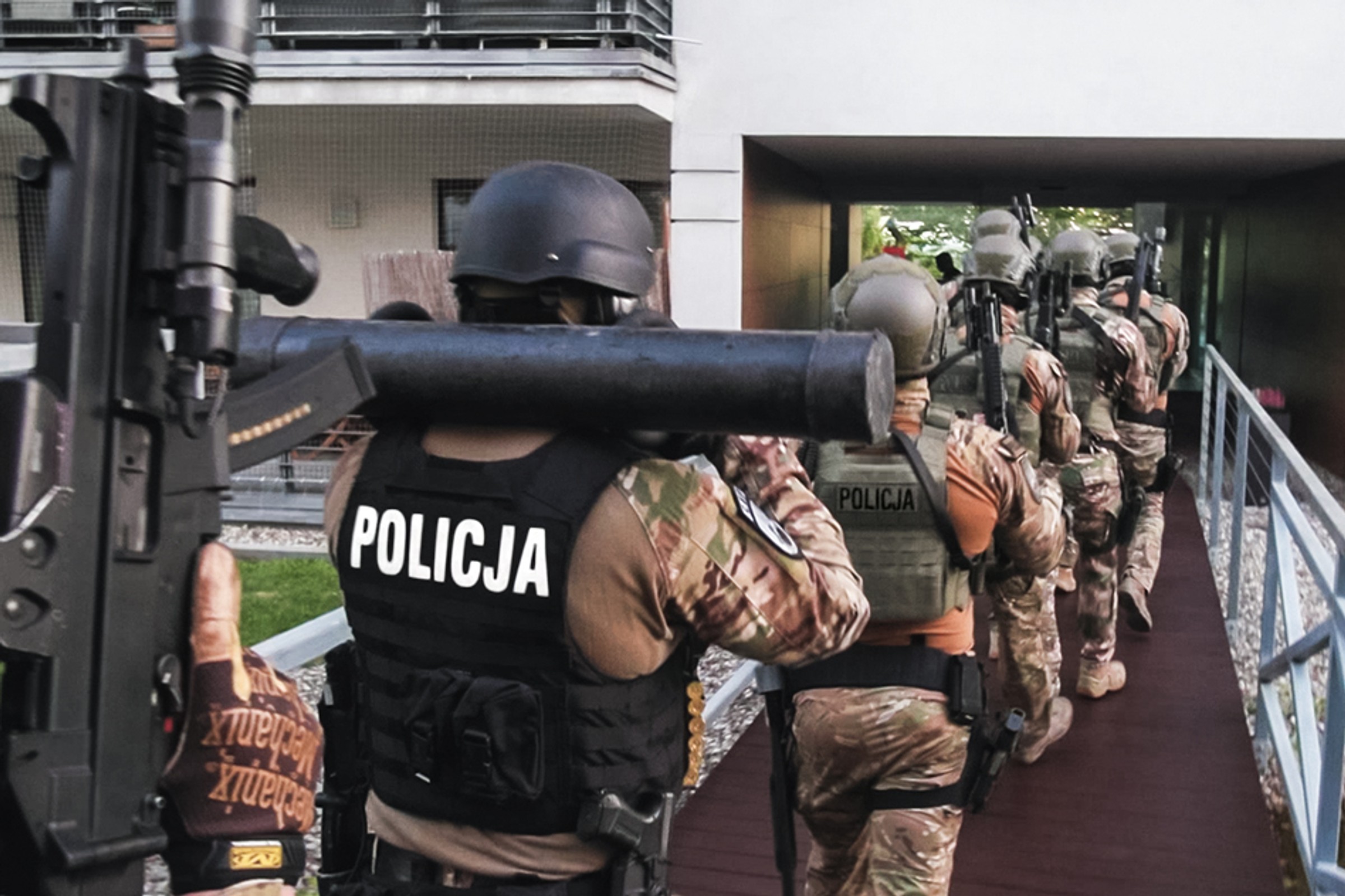 Wywieźli do Rosji i Białorusi ponad 600 luksusowych samochodów. CBŚP rozbiło grupę przestępczą