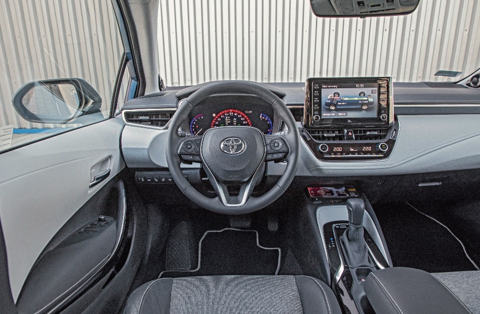 Estetyczny kokpit. Po modernizacji w 2022 r. pojawiły się w pełni wirtualne zegary i większy centralny tablet